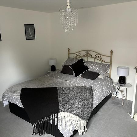 2 Bed-Sleeps 4-Sea View-Pet Friendly-Parking Apartment Llanelli Ngoại thất bức ảnh